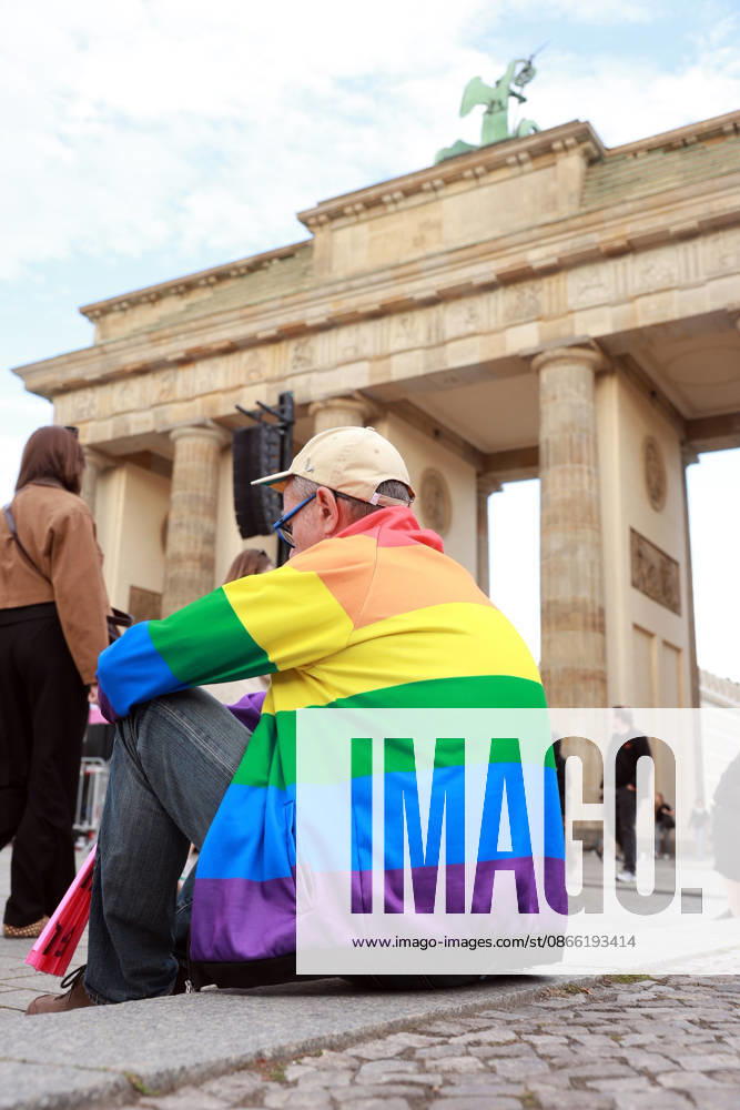 Ein Teilnehmer mit einer Jacke in Regenbogenfarben wartet auf den Start der Kundgebung, die unter dem Motto Zeit zum Handeln, AfD stoppen in Berlin am Brandenburger Tor, Platz des 18. Maerz stattfinden soll (Foto vom 07.09.2026). Aufgerufen hatte die Kampagnen-Organisation Campact und Fridays for Future anlaesslich des Wahlsiegs der AfD bei der gestrigen Landtagswahl in Sachsen-Anhalt. Die Teilnehmenden wollen ein Zeichen gegen Rechtsextremismus und fuer eine starke demokratische Zivilgesellschaft setzen. (Siehe epd-Meldung vom 07.09.2026)