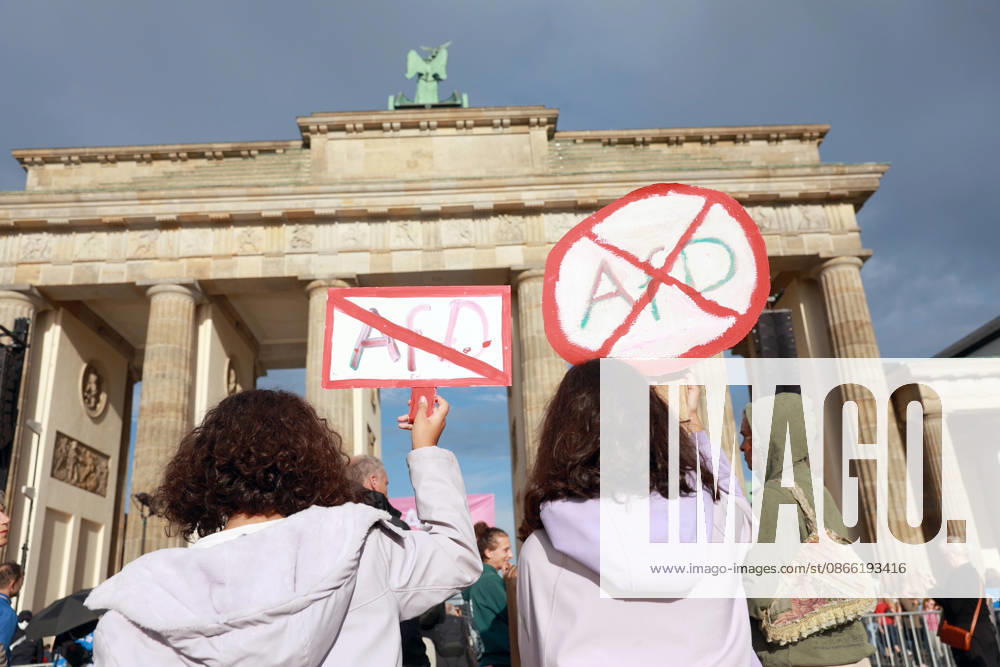 Teilnehmerinnen mit Pappschildern gegen die AfD warten auf den Start der Kundgebung, die unter dem Motto Zeit zum Handeln, AfD stoppen in Berlin am Brandenburger Tor, Platz des 18. Maerz stattfinden soll (Foto vom 07.09.2026). Aufgerufen hatte die Kampagnen-Organisation Campact und Fridays for Future anlaesslich des Wahlsiegs der AfD bei der gestrigen Landtagswahl in Sachsen-Anhalt. Die Teilnehmenden wollen ein Zeichen gegen Rechtsextremismus und fuer eine starke demokratische Zivilgesellschaft setzen. (Siehe epd-Meldung vom 07.09.2026)