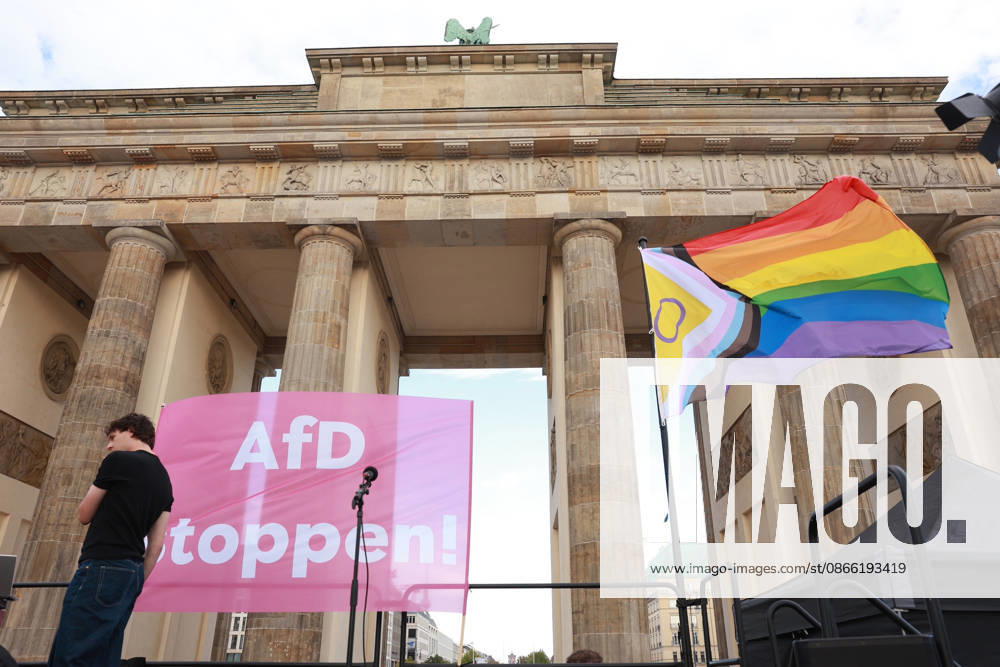 Eine Regenbogenfahne und ein Banner AfD stoppen haengen vor dem Start einer Kundgebung, mit dem Motto Zeit zum Handeln, AfD stoppen in Berlin vor dem Brandenburger Tor, Platz des 18. Maerz (Foto vom 07.09.2026). Aufgerufen hatte die Kampagnen-Organisation Campact und Fridays for Future anlaesslich des Wahlsiegs der AfD bei der gestrigen Landtagswahl in Sachsen-Anhalt. Die Teilnehmenden wollen ein Zeichen gegen Rechtsextremismus und fuer eine starke demokratische Zivilgesellschaft setzen. (Siehe epd-Meldung vom 07.09.2026)