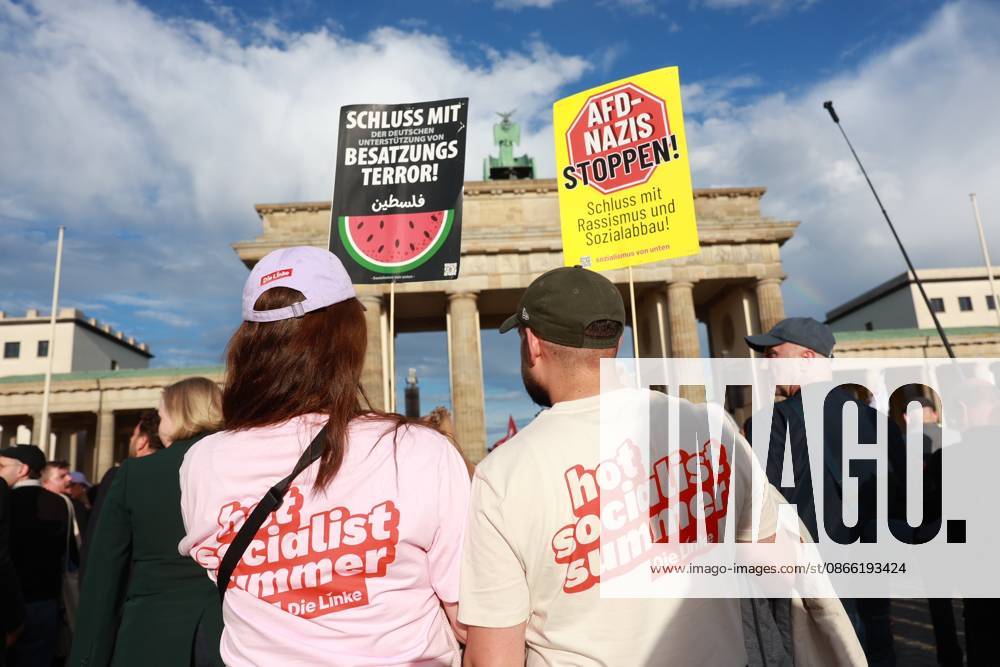 Unterstuetzer der Partei Die Linke halten Plakate mit Aufschriften gegen die AfD zu Beginn einer Kundgebung mit dem Motto Zeit zum Handeln, AfD stoppen vor dem Brandenburger Tor, Platz des 18. Maerz, in Berlin (Foto vom 07.09.2026). Aufgerufen hatte die Kampagnen-Organisation Campact und Fridays for Future anlaesslich des Wahlsiegs der AfD bei der gestrigen Landtagswahl in Sachsen-Anhalt. Die Teilnehmenden wollen ein Zeichen gegen Rechtsextremismus und fuer eine starke demokratische Zivilgesellschaft setzen. (Siehe epd-Meldung vom 07.09.2026)