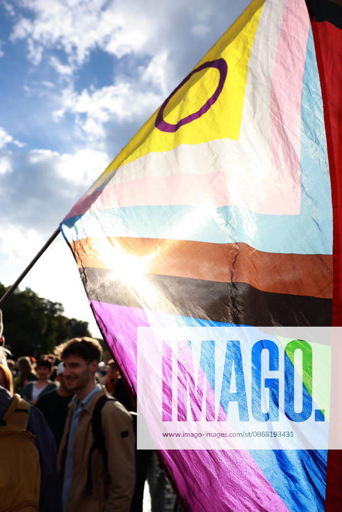 Teilnehmende halten eine Regenbogenfahne zu Beginn einer Kundgebung mit dem Motto Zeit zum Handeln, AfD stoppen vor dem Brandenburger Tor, Platz des 18. Maerz, in Berlin (Foto vom 07.09.2026). Aufgerufen hatte die Kampagnen-Organisation Campact und Fridays for Future anlaesslich des Wahlsiegs der AfD bei der gestrigen Landtagswahl in Sachsen-Anhalt. Die Teilnehmenden wollen ein Zeichen gegen Rechtsextremismus und fuer eine starke demokratische Zivilgesellschaft setzen. (Siehe epd-Meldung vom 07.09.2026)