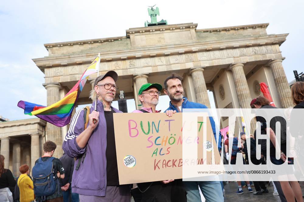 Teilnehmende halten ein Pappschild mit der Aufschrift Bunt ist schoener als kackbraun zu Beginn einer Kundgebung mit dem Motto Zeit zum Handeln, AfD stoppen vor dem Brandenburger Tor, Platz des 18. Maerz, in Berlin (Foto vom 07.09.2026). Aufgerufen hatte die Kampagnen-Organisation Campact und Fridays for Future anlaesslich des Wahlsiegs der AfD bei der gestrigen Landtagswahl in Sachsen-Anhalt. Die Teilnehmenden wollen ein Zeichen gegen Rechtsextremismus und fuer eine starke demokratische Zivilgesellschaft setzen. (Siehe epd-Meldung vom 07.09.2026)