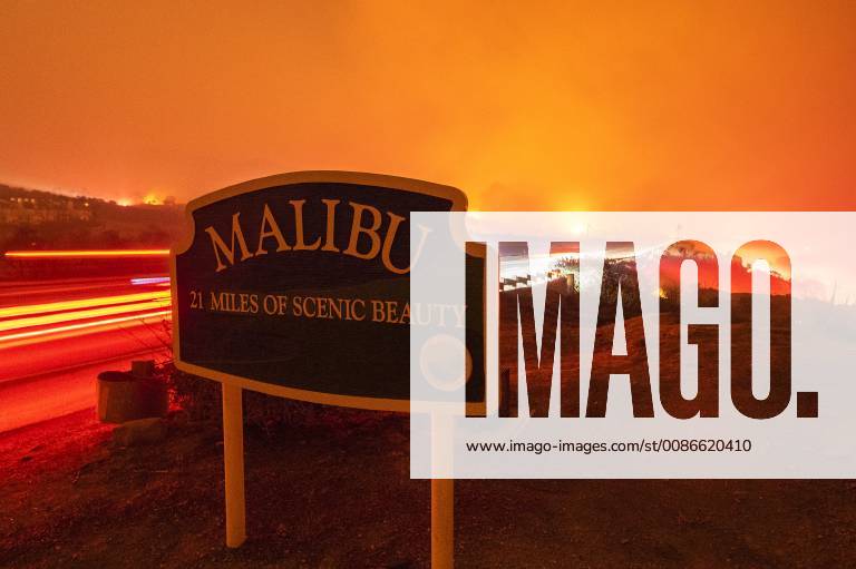Malibu, California, U.S. - The Woolsey Fire burns in the hills above Malibu Friday evening as seen from Pacific Coast Highway. (Long exposure image) The Woolsey Fire in Malibu Friday. The Santa Ana Wind driven fire destroyed homes and was burning near the Pacific Ocean. Malibu U.S. - ZUMAp128 20181109_sha_p128_863