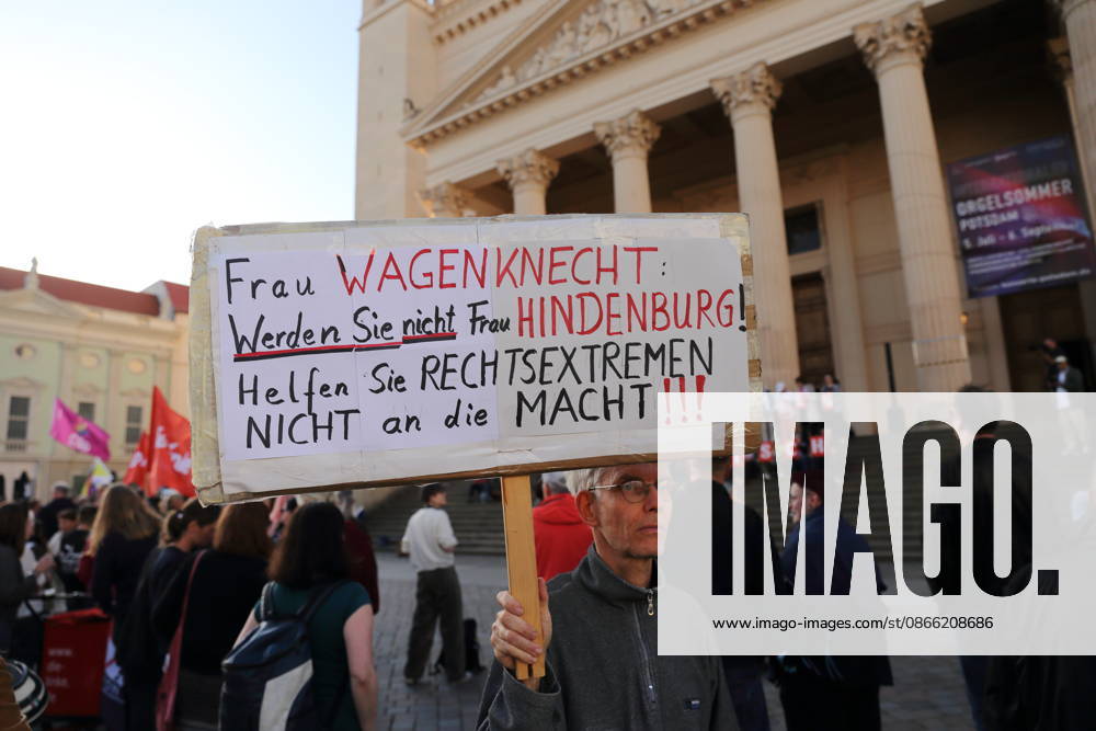 Ein Demonstrant mit Schild Frau Wagenknecht: Werden Sie nicht Frau Hindenburg! Helfen Sie Rechtsextremen nicht an die Macht! während einer Kundgebung gegen die Partei Alternative für Deutschland AfD nach deren Wahlsieg bei der Landtagswahl in Sachsen-Anhalt, Alter Markt, Potsdam, 7. September 2026. Kundgebung gegen AfD in Potsdam