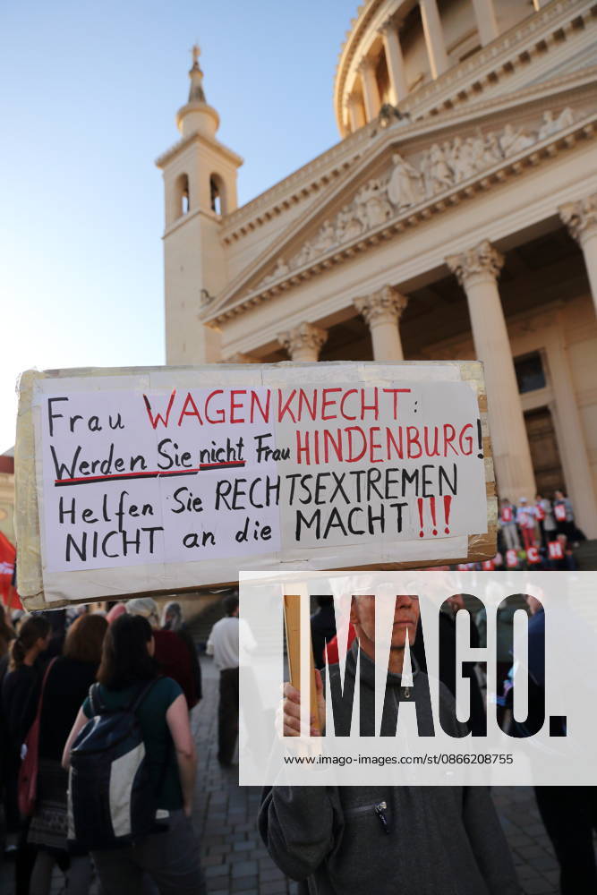 Ein Demonstrant mit Schild Frau Wagenknecht: Werden Sie nicht Frau Hindenburg! Helfen Sie Rechtsextremen nicht an die Macht! während einer Kundgebung gegen die Partei Alternative für Deutschland AfD nach deren Wahlsieg bei der Landtagswahl in Sachsen-Anhalt, Alter Markt, Potsdam, 7. September 2026. Kundgebung gegen AfD in Potsdam