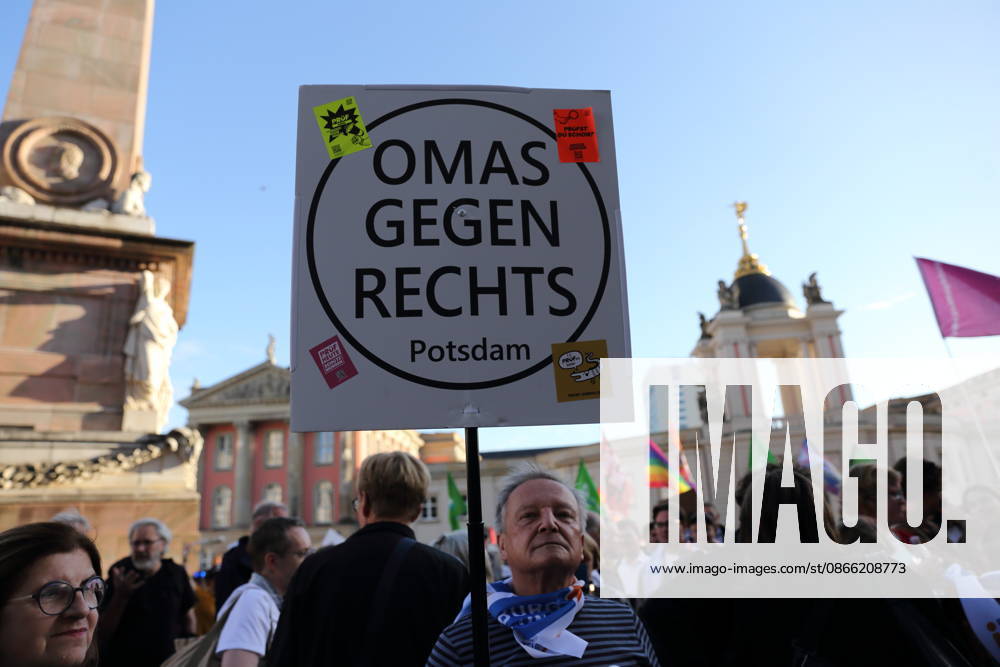 Ein Demonstrant mit Schild Omas Gegen Rechts Potsdam während einer Kundgebung gegen die Partei Alternative für Deutschland AfD nach deren Wahlsieg bei der Landtagswahl in Sachsen-Anhalt, Alter Markt, Potsdam, 7. September 2026. Kundgebung gegen AfD in Potsdam