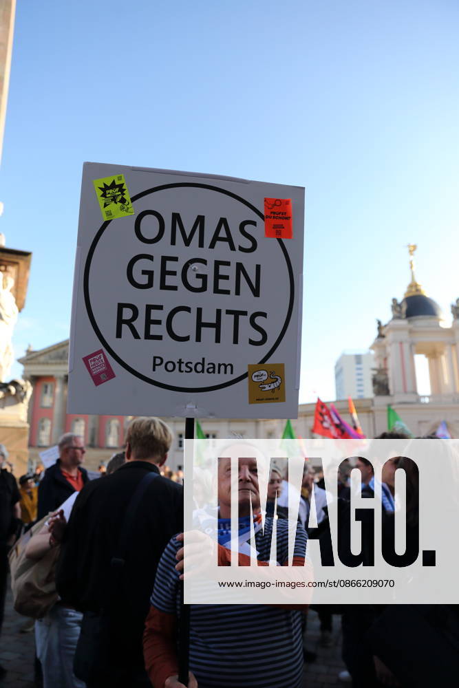Ein Demonstrant mit Schild Omas Gegen Rechts Potsdam während einer Kundgebung gegen die Partei Alternative für Deutschland AfD nach deren Wahlsieg bei der Landtagswahl in Sachsen-Anhalt, Alter Markt, Potsdam, 7. September 2026. Kundgebung gegen AfD in Potsdam