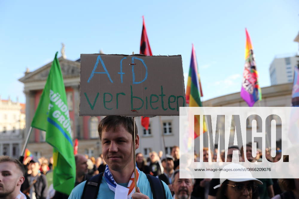 Ein Demonstrant mit Schild AfD verbieten während einer Kundgebung gegen die Partei Alternative für Deutschland AfD nach deren Wahlsieg bei der Landtagswahl in Sachsen-Anhalt, Alter Markt, Potsdam, 7. September 2026. Kundgebung gegen AfD in Potsdam