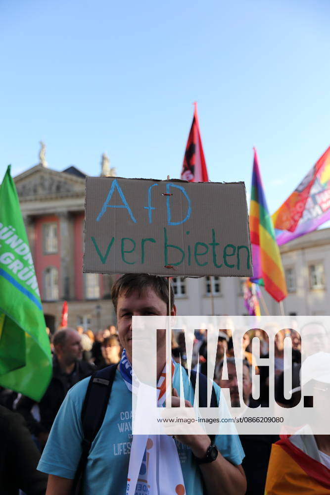 Ein Demonstrant mit Schild AfD verbieten während einer Kundgebung gegen die Partei Alternative für Deutschland AfD nach deren Wahlsieg bei der Landtagswahl in Sachsen-Anhalt, Alter Markt, Potsdam, 7. September 2026. Kundgebung gegen AfD in Potsdam