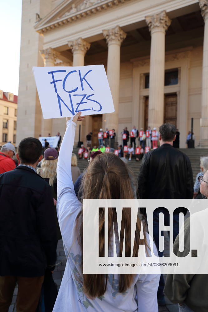 Eine Demonstrantin mit Schild FCK NZS während einer Kundgebung gegen die Partei Alternative für Deutschland AfD nach deren Wahlsieg bei der Landtagswahl in Sachsen-Anhalt, Alter Markt, Potsdam, 7. September 2026. Kundgebung gegen AfD in Potsdam