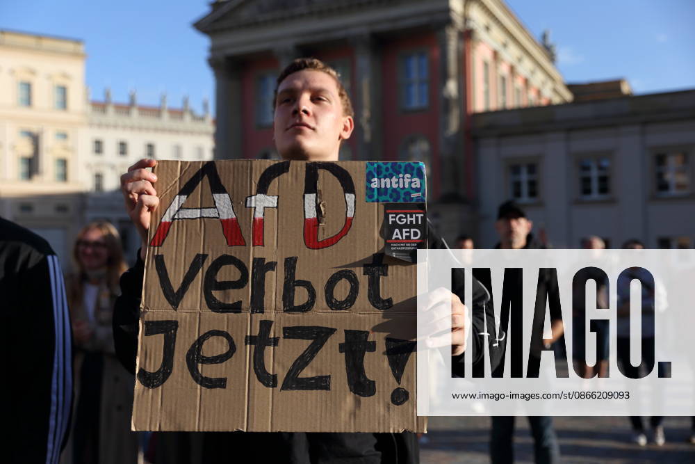 Ein Demonstrant mit Schild AfD Verbot Jetzt während einer Kundgebung gegen die Partei Alternative für Deutschland AfD nach deren Wahlsieg bei der Landtagswahl in Sachsen-Anhalt, Alter Markt, Potsdam, 7. September 2026. Kundgebung gegen AfD in Potsdam