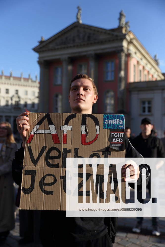 Ein Demonstrant mit Schild AfD Verbot Jetzt während einer Kundgebung gegen die Partei Alternative für Deutschland AfD nach deren Wahlsieg bei der Landtagswahl in Sachsen-Anhalt, Alter Markt, Potsdam, 7. September 2026. Kundgebung gegen AfD in Potsdam