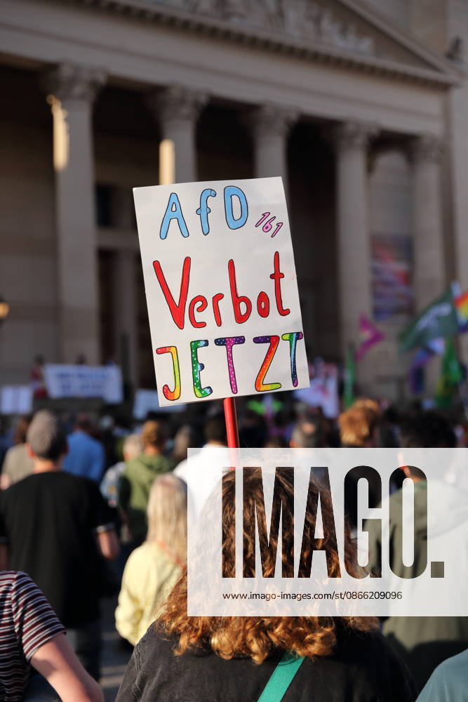 Eine Demonstrantin mit Schild AfD Verbot Jetzt während einer Kundgebung gegen die Partei Alternative für Deutschland AfD nach deren Wahlsieg bei der Landtagswahl in Sachsen-Anhalt, Alter Markt, Potsdam, 7. September 2026. Kundgebung gegen AfD in Potsdam