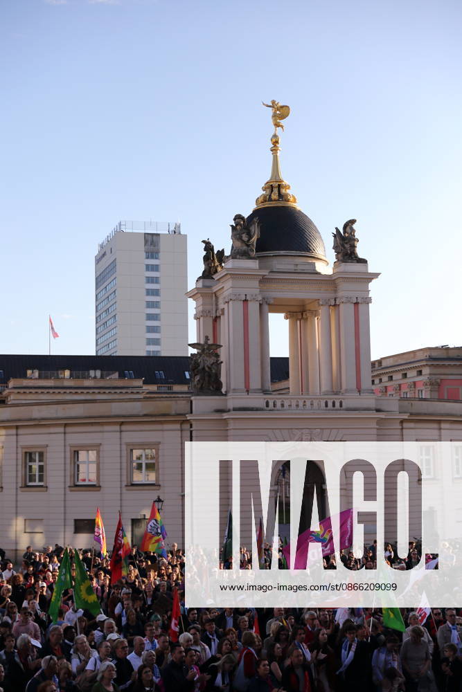 Demonstranten am Landtag während einer Kundgebung gegen die Partei Alternative für Deutschland AfD nach deren Wahlsieg bei der Landtagswahl in Sachsen-Anhalt, Alter Markt, Potsdam, 7. September 2026. Kundgebung gegen AfD in Potsdam