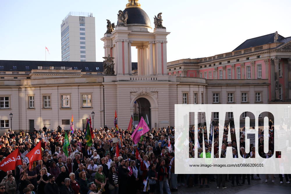 Demonstranten am Landtag während einer Kundgebung gegen die Partei Alternative für Deutschland AfD nach deren Wahlsieg bei der Landtagswahl in Sachsen-Anhalt, Alter Markt, Potsdam, 7. September 2026. Kundgebung gegen AfD in Potsdam