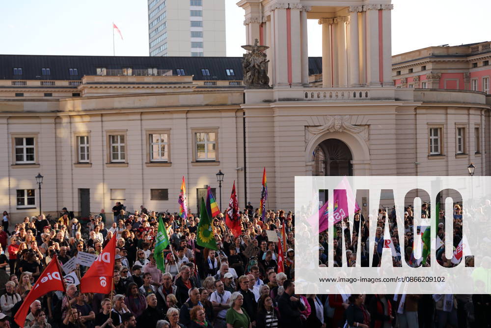 Demonstranten am Landtag während einer Kundgebung gegen die Partei Alternative für Deutschland AfD nach deren Wahlsieg bei der Landtagswahl in Sachsen-Anhalt, Alter Markt, Potsdam, 7. September 2026. Kundgebung gegen AfD in Potsdam