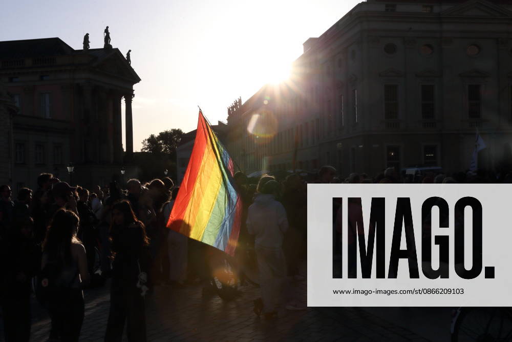 Demonstranten mit Regenbogenfahne während einer Kundgebung gegen die Partei Alternative für Deutschland AfD nach deren Wahlsieg bei der Landtagswahl in Sachsen-Anhalt, Alter Markt, Potsdam, 7. September 2026. Kundgebung gegen AfD in Potsdam
