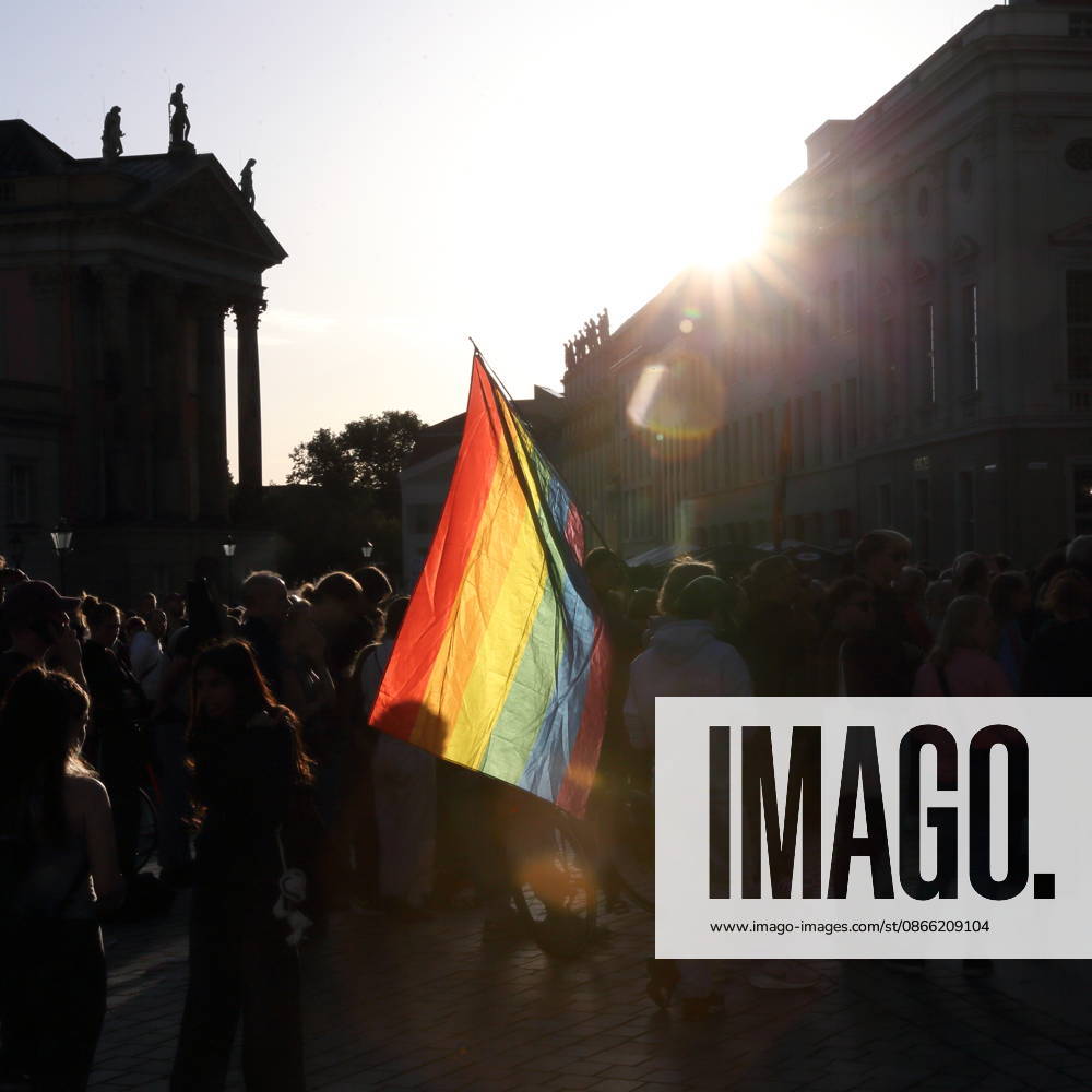 Demonstranten mit Regenbogenfahne während einer Kundgebung gegen die Partei Alternative für Deutschland AfD nach deren Wahlsieg bei der Landtagswahl in Sachsen-Anhalt, Alter Markt, Potsdam, 7. September 2026. Kundgebung gegen AfD in Potsdam