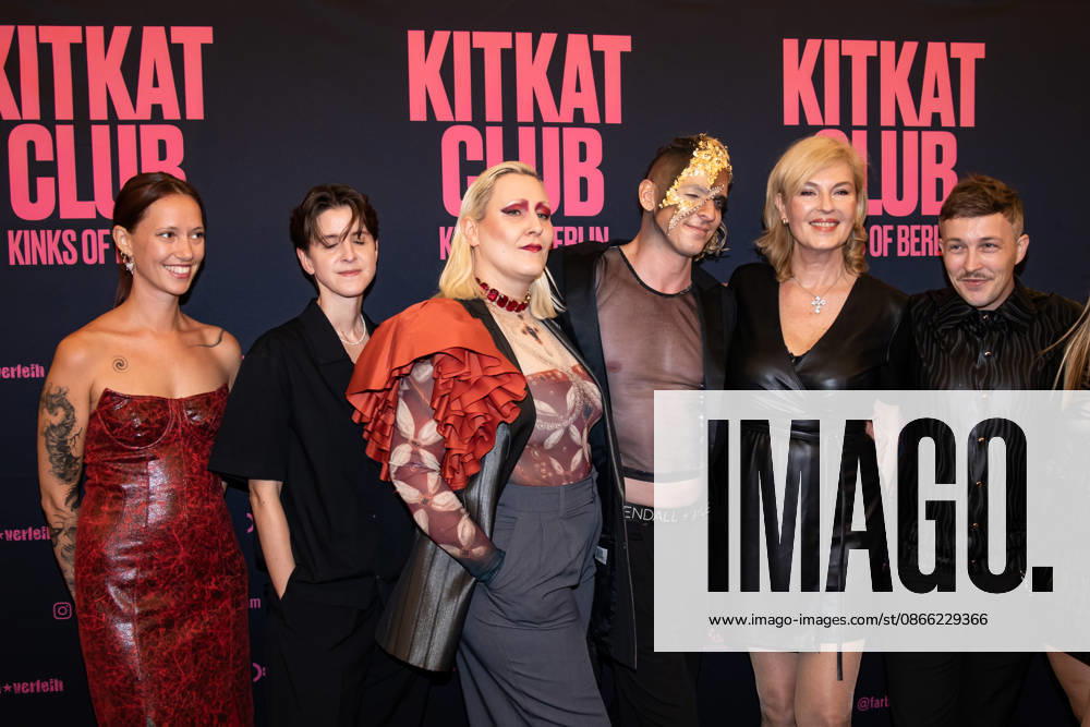 Fotograf und Regisseur Philipp Fussenegger (C) mit Cast und Produkiton beim Fotocall für die Premiere vom Film Kitkat Club - Kinks of Berlin im Kino International in Berlin am 7. Semptember 2026. Premiere vom Film Kitkat Club - Kinks of Berlin im Kino International in Berlin