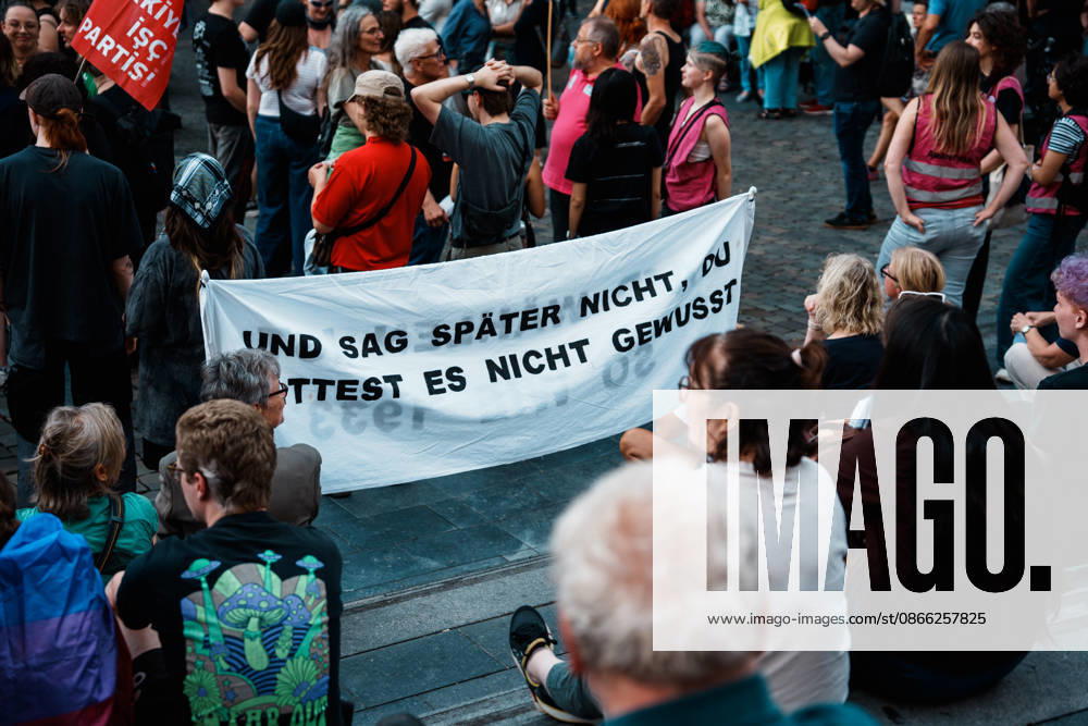 Deutschland, Aachen (Katschhof): Demo mit Tausenden Menschen am Tag nach der Landtagswahl in Sachsen - Anhalt, Demonstration, Protest, Anti - AfD, Anti - Faschismus, Schilder, Banner, Transparente