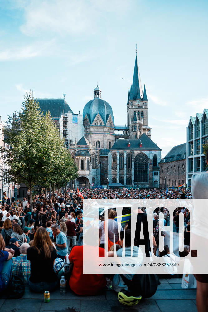 Deutschland, Aachen (Katschhof): Demo mit Tausenden Menschen am Tag nach der Landtagswahl in Sachsen - Anhalt, Demonstration, Protest, Anti - AfD, Anti - Faschismus, Menschenmenge, Aachener Dom