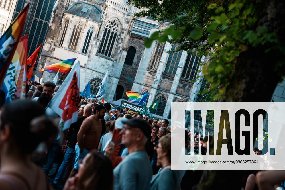 Deutschland, Aachen (Katschhof): Demo mit Tausenden Menschen am Tag nach der Landtagswahl in Sachsen - Anhalt, Demonstration, Protest, Anti - AfD, Anti - Faschismus, Schilder, Banner, Transparente vor Aachener Dom