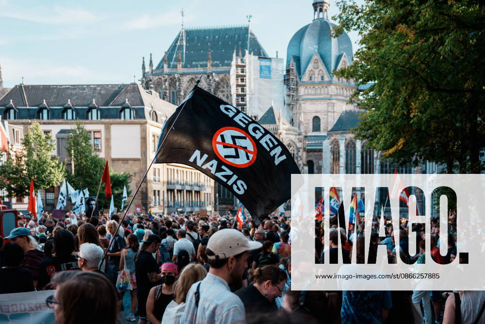Deutschland, Aachen (Katschhof): Demo mit Tausenden Menschen am Tag nach der Landtagswahl in Sachsen - Anhalt, Demonstration, Protest, Anti - AfD, Anti - Faschismus, Schilder, Banner, Transparente, Gegen Nazis - Flagge von Aachener Dom