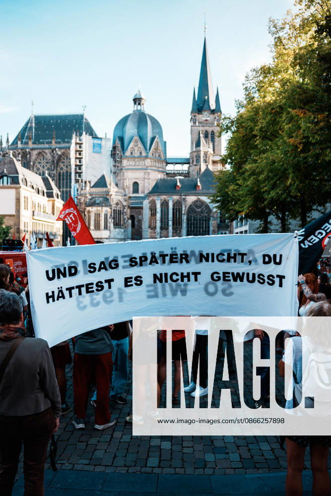 Deutschland, Aachen (Katschhof): Demo mit Tausenden Menschen am Tag nach der Landtagswahl in Sachsen - Anhalt, Demonstration, Protest, Anti - AfD, Anti - Faschismus, Schilder, Banner, Transparente, Flaggen vor Aachener Dom