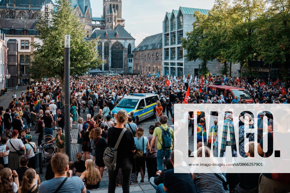Deutschland, Aachen (Katschhof): Demo mit Tausenden Menschen am Tag nach der Landtagswahl in Sachsen - Anhalt, Demonstration, Protest, Anti - AfD, Anti - Faschismus, Schilder, Banner, Transparente, Flaggen, Menschenmenge vor Aachener Dom