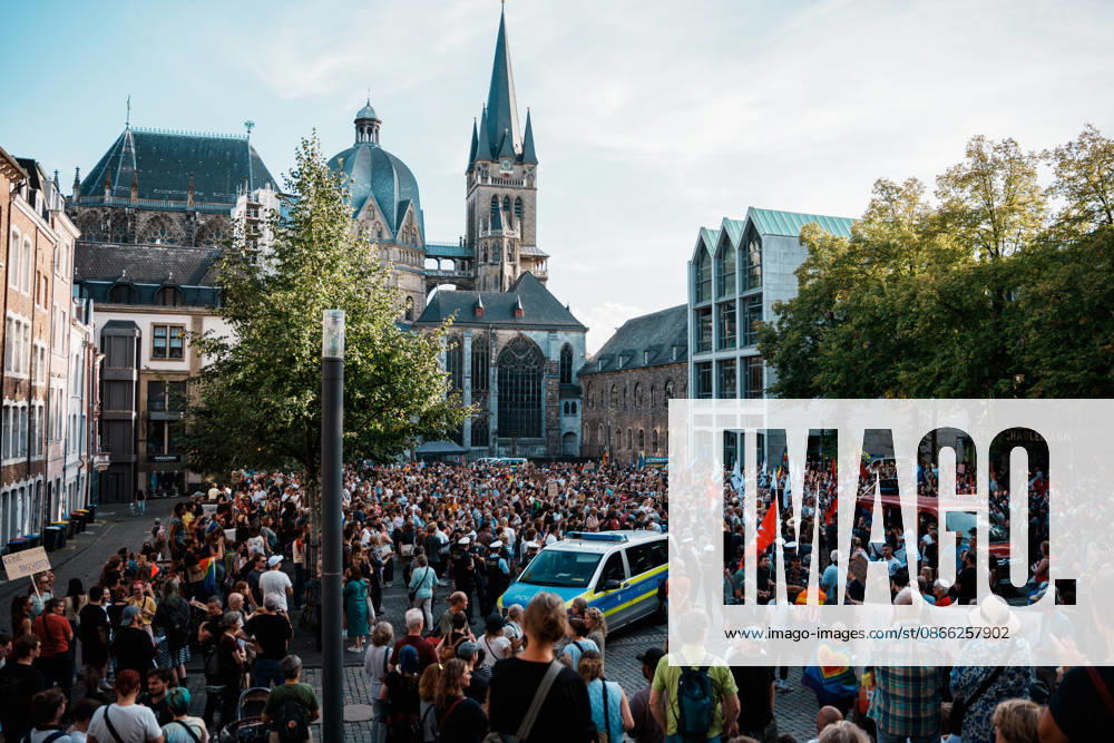 Deutschland, Aachen (Katschhof): Demo mit Tausenden Menschen am Tag nach der Landtagswahl in Sachsen - Anhalt, Demonstration, Protest, Anti - AfD, Anti - Faschismus, Schilder, Banner, Transparente, Flaggen, Menschenmenge vor Aachener Dom