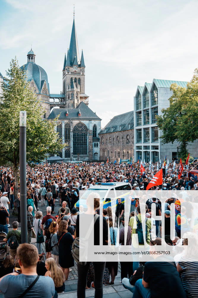 Deutschland, Aachen (Katschhof): Demo mit Tausenden Menschen am Tag nach der Landtagswahl in Sachsen - Anhalt, Demonstration, Protest, Anti - AfD, Anti - Faschismus, Schilder, Banner, Transparente, Flaggen, Menschenmenge vor Aachener Dom