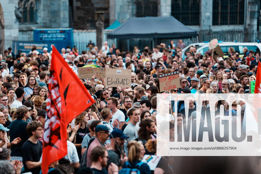 Deutschland, Aachen (Katschhof): Demo mit Tausenden Menschen am Tag nach der Landtagswahl in Sachsen - Anhalt, Demonstration, Protest, Anti - AfD, Anti - Faschismus, Schilder, Banner, Transparente, Flaggen, Ekelhafd, Menschenmenge vor Aachener Dom