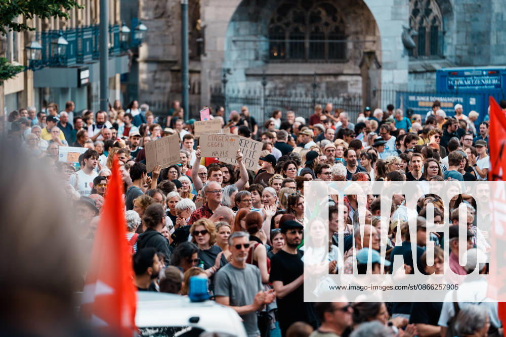 Deutschland, Aachen (Katschhof): Demo mit Tausenden Menschen am Tag nach der Landtagswahl in Sachsen - Anhalt, Demonstration, Protest, Anti - AfD, Anti - Faschismus, Schilder, Banner, Transparente, Flaggen, Menschenmenge vor Aachener Dom