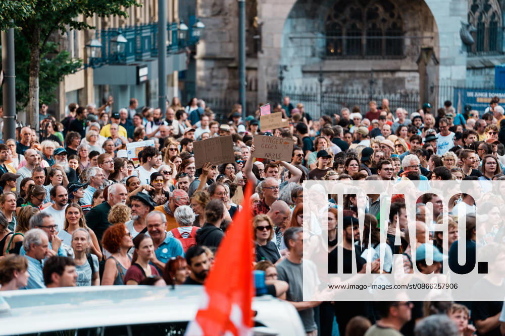 Deutschland, Aachen (Katschhof): Demo mit Tausenden Menschen am Tag nach der Landtagswahl in Sachsen - Anhalt, Demonstration, Protest, Anti - AfD, Anti - Faschismus, Schilder, Banner, Transparente, Flaggen, Menschenmenge vor Aachener Dom
