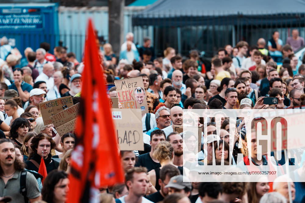 Deutschland, Aachen (Katschhof): Demo mit Tausenden Menschen am Tag nach der Landtagswahl in Sachsen - Anhalt, Demonstration, Protest, Anti - AfD, Anti - Faschismus, Schilder, Banner, Transparente, Flaggen, Menschenmenge vor Aachener Dom