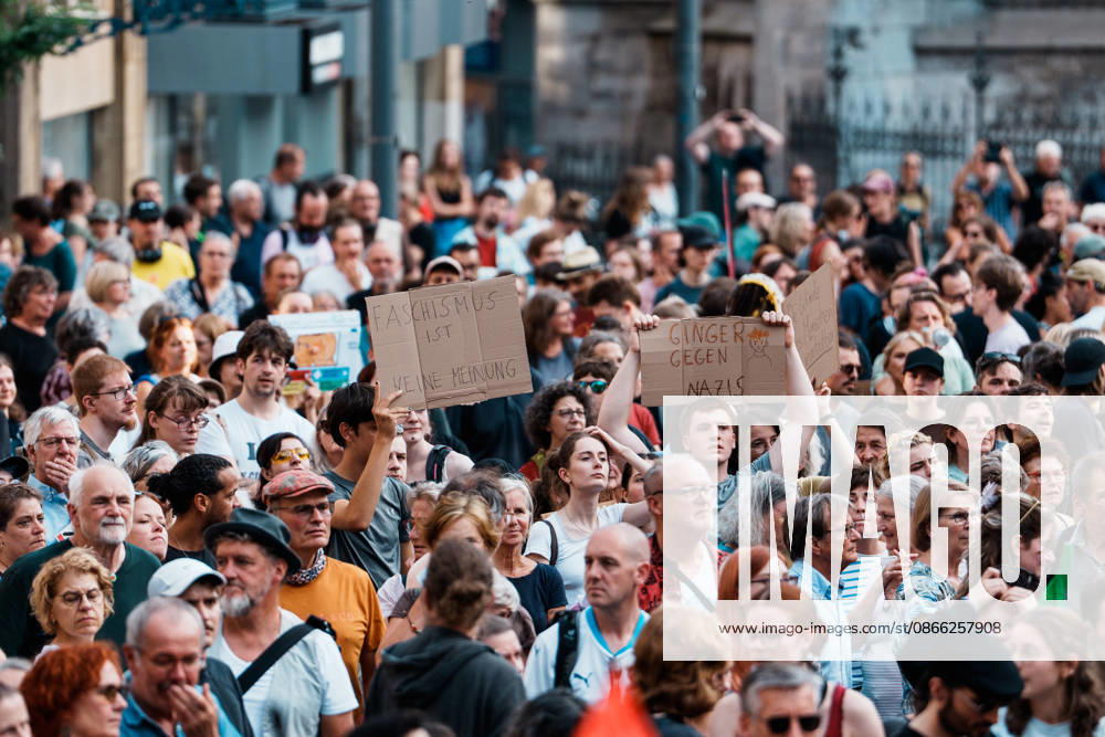 Deutschland, Aachen (Katschhof): Demo mit Tausenden Menschen am Tag nach der Landtagswahl in Sachsen - Anhalt, Demonstration, Protest, Anti - AfD, Anti - Faschismus, Schilder, Banner, Transparente, Flaggen, Menschenmenge vor Aachener Dom