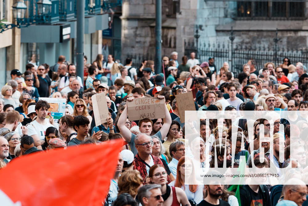 Deutschland, Aachen (Katschhof): Demo mit Tausenden Menschen am Tag nach der Landtagswahl in Sachsen - Anhalt, Demonstration, Protest, Anti - AfD, Anti - Faschismus, Schilder, Banner, Transparente, Flaggen, Menschenmenge vor Aachener Dom