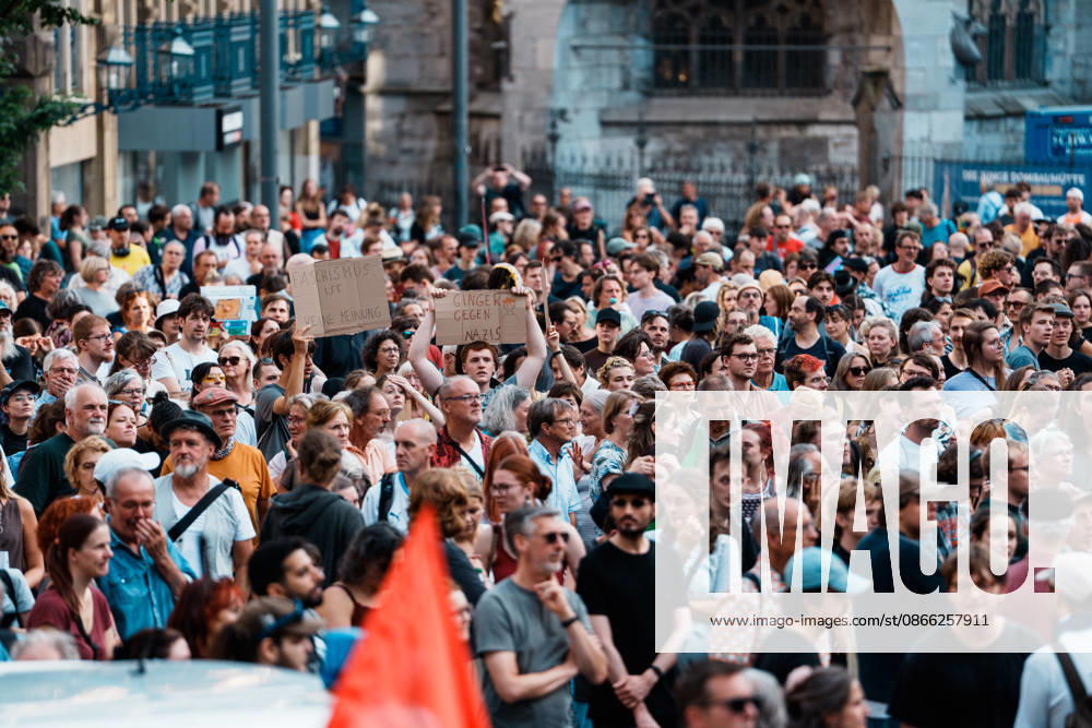 Deutschland, Aachen (Katschhof): Demo mit Tausenden Menschen am Tag nach der Landtagswahl in Sachsen - Anhalt, Demonstration, Protest, Anti - AfD, Anti - Faschismus, Schilder, Banner, Transparente, Flaggen, Menschenmenge vor Aachener Dom