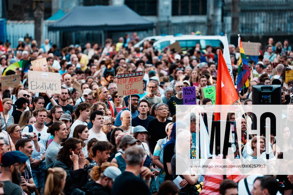 Deutschland, Aachen (Katschhof): Demo mit Tausenden Menschen am Tag nach der Landtagswahl in Sachsen - Anhalt, Demonstration, Protest, Anti - AfD, Anti - Faschismus, Schilder, Banner, Transparente, Flaggen, Menschenmenge, Kein Mensch ist illegal