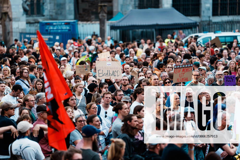Deutschland, Aachen (Katschhof): Demo mit Tausenden Menschen am Tag nach der Landtagswahl in Sachsen - Anhalt, Demonstration, Protest, Anti - AfD, Anti - Faschismus, Schilder, Banner, Transparente, Flaggen, Ekelhafd