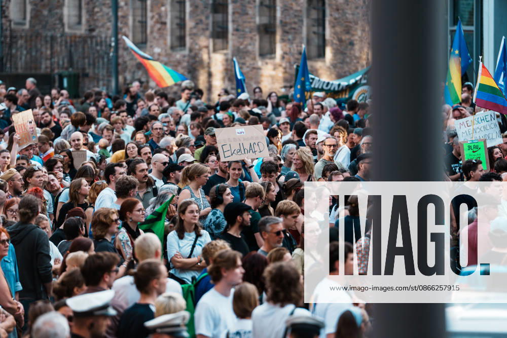 Deutschland, Aachen (Katschhof): Demo mit Tausenden Menschen am Tag nach der Landtagswahl in Sachsen - Anhalt, Demonstration, Protest, Anti - AfD, Anti - Faschismus, Schilder, Banner, Transparente, Flaggen, Menschenmenge vor Aachener Dom