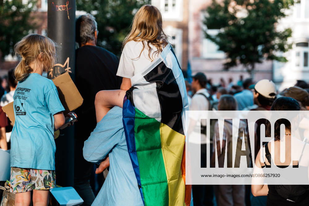 Deutschland, Aachen (Katschhof): Demo mit Tausenden Menschen am Tag nach der Landtagswahl in Sachsen - Anhalt, Demonstration, Protest, Anti - AfD, Anti - Faschismus, Schilder, Banner, Transparente, Regenbogen, Pride - Flaggen