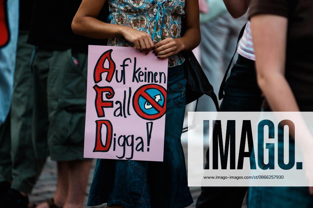Deutschland, Aachen (Katschhof): Demo mit Tausenden Menschen am Tag nach der Landtagswahl in Sachsen - Anhalt, Demonstration, Protest, Anti - AfD, Anti - Faschismus, Schilder, Banner, Transparente, Flaggen, Menschenmenge