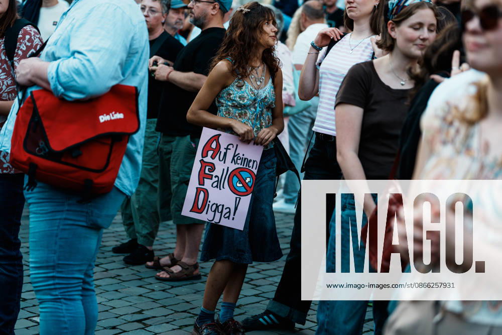 Deutschland, Aachen (Katschhof): Demo mit Tausenden Menschen am Tag nach der Landtagswahl in Sachsen - Anhalt, Demonstration, Protest, Anti - AfD, Anti - Faschismus, Schilder, Banner, Transparente, Flaggen, Menschenmenge
