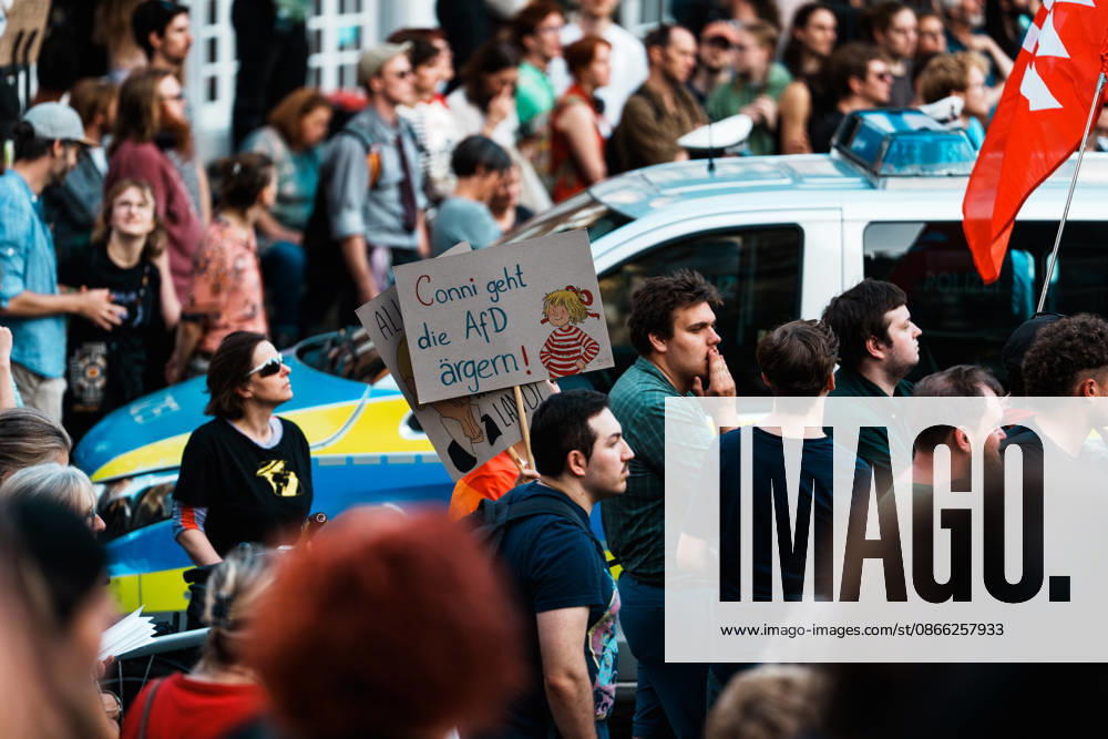 Deutschland, Aachen (Katschhof): Demo mit Tausenden Menschen am Tag nach der Landtagswahl in Sachsen - Anhalt, Demonstration, Protest, Anti - AfD, Anti - Faschismus, Schilder, Banner, Transparente, Flaggen, Menschenmenge, Connie - Schild