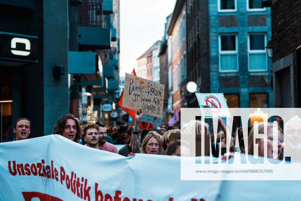 Deutschland, Aachen (Krämerstraße): Demo mit Tausenden Menschen am Tag nach der Landtagswahl in Sachsen - Anhalt, Demonstration, Protest, Anti - AfD, Anti - Faschismus, Schilder, Banner, Transparente, Flaggen, Menschenmenge, Demozug