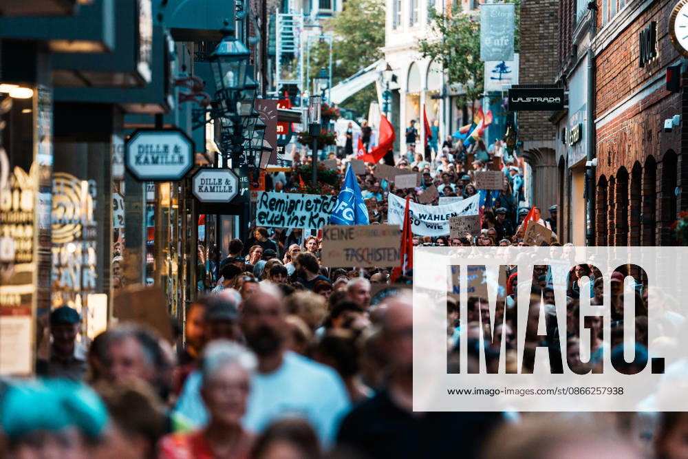 Deutschland, Aachen (Krämerstraße): Demo mit Tausenden Menschen am Tag nach der Landtagswahl in Sachsen - Anhalt, Demonstration, Protest, Anti - AfD, Anti - Faschismus, Schilder, Banner, Transparente, Flaggen, Menschenmenge, Demozug, Remigration
