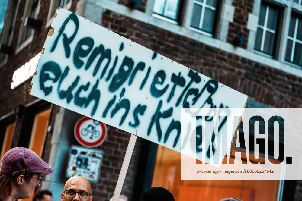 Deutschland, Aachen (Krämerstraße): Demo mit Tausenden Menschen am Tag nach der Landtagswahl in Sachsen - Anhalt, Demonstration, Protest, Anti - AfD, Anti - Faschismus, Schilder, Banner, Transparente, Flaggen, Menschenmenge, Demozug, Remigration