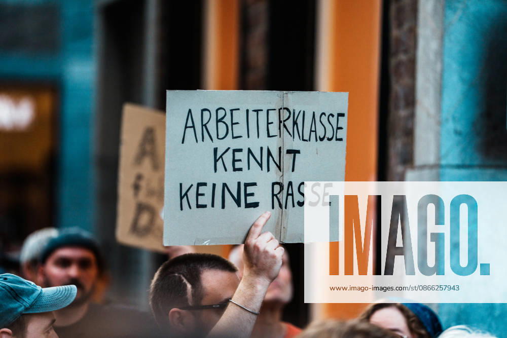 Deutschland, Aachen (Krämerstraße): Demo mit Tausenden Menschen am Tag nach der Landtagswahl in Sachsen - Anhalt, Demonstration, Protest, Anti - AfD, Anti - Faschismus, Schilder, Banner, Transparente, Flaggen, Menschenmenge, Demozug, Arbeiterklasse kennt keine Rasse