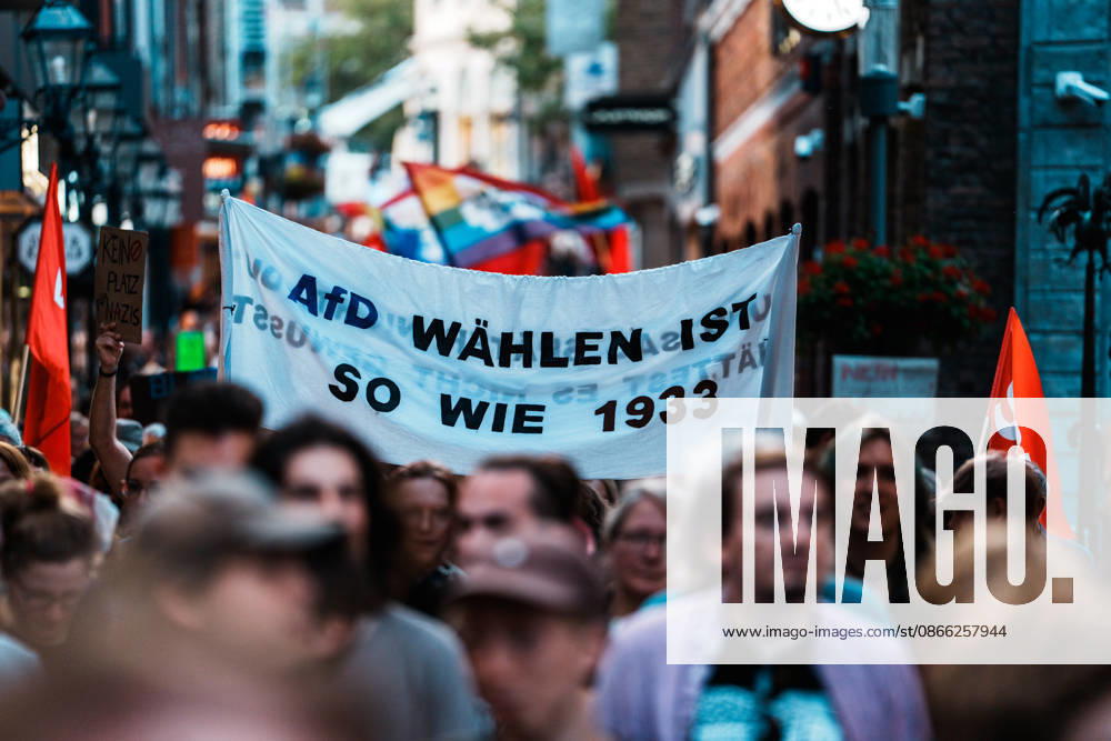 Deutschland, Aachen (Krämerstraße): Demo mit Tausenden Menschen am Tag nach der Landtagswahl in Sachsen - Anhalt, Demonstration, Protest, Anti - AfD, Anti - Faschismus, Schilder, Banner, Transparente, Flaggen, Menschenmenge, Demozug, 1933